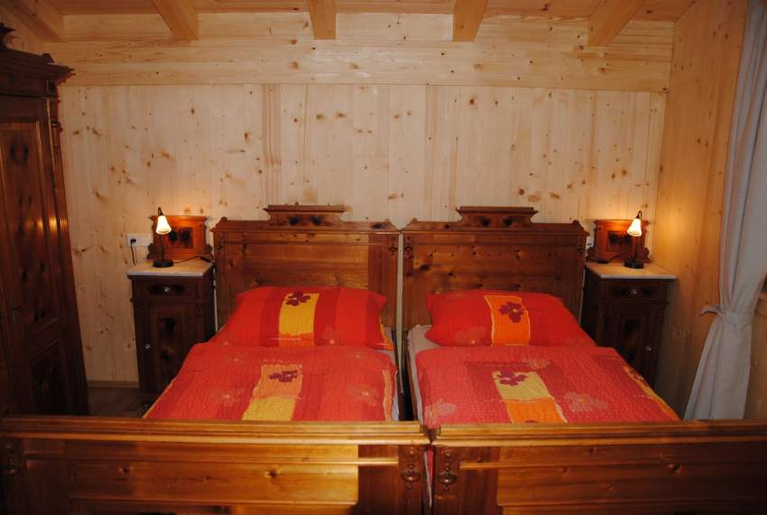 Chalet Schlossblick antikes Schlafzimmer (Zirbenmöbel)