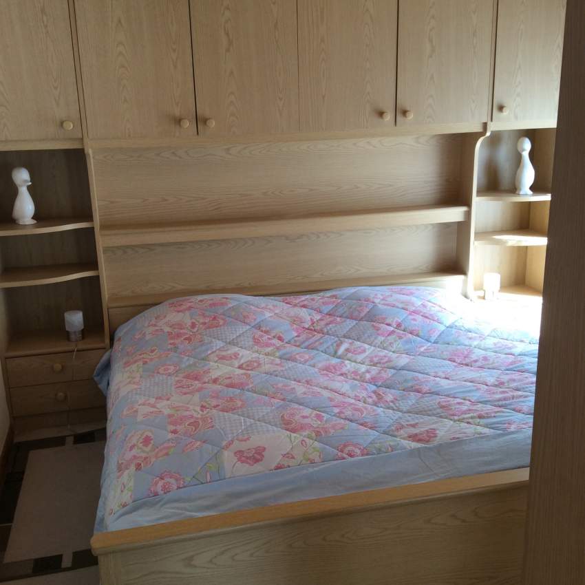 Schlafzimmer mit großem Doppelbett