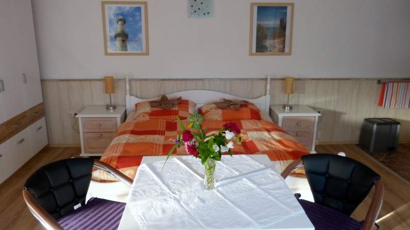 Ein grosses Doppelbett sorgt mit den nach Schlafgewohnheit verstellbaren Lattenrosten im gemÃ¼tlich und modern eingerichteten Schlaf-und Wohnbereich fÃ¼r erholsamen Schlaf.