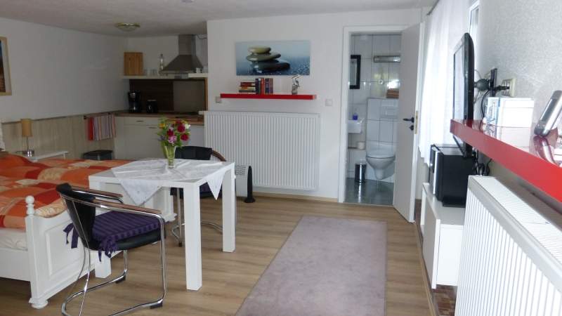 Die 34 mÂ² grosse Ferienwohnung ist unterteilt in einen Schlaf- und Wohnbereich, eine offene KÃ¼che und ein Duschbad mit WC, hier ist genug Platz fÃ¼r 2 Personen.