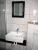 Im Bad befindet sich neben WC und Waschbecken eine grosse Dusche.