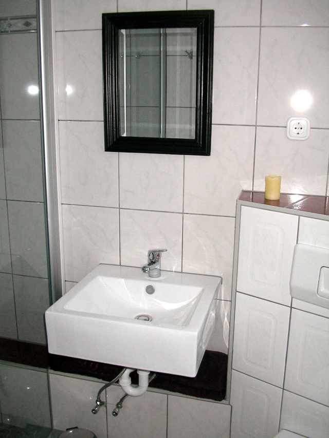 Im Bad befindet sich neben WC und Waschbecken eine grosse Dusche.